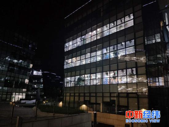晚上10点，后厂村的办公大楼仍灯火通明