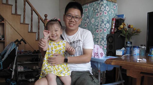 陈俊(Chen Jun,音译)和他的女儿