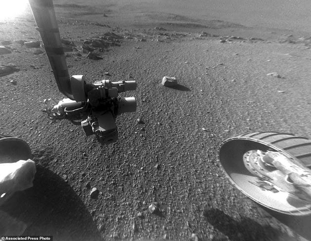 这张图片由“机遇”号的危险回避相机拍摄于2018年1月4日，此时它位于“努力撞击坑”（Endeavour Crater）西部边缘的内坡上。