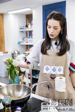 港媒曝限薪令发威 《中餐厅》舒淇赵薇退回4000万