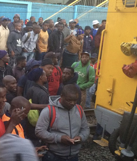 南非两列车相撞