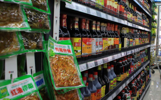  ▲商场内琳琅满目的酱油产品，目前，市售酱油以李锦记和海天最为普遍（图片来自网络）