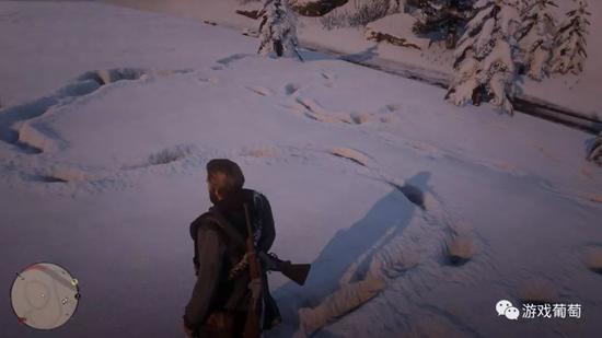 脚印在地上排出整齐的形状