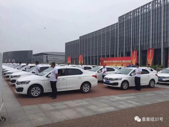 ▲大街小巷公司旗下的网约车及司机。受访者供图