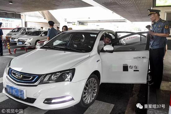 ▲2018年5月，广州市的执法人员在广州东站对网约车资质进行核查。图/视觉中国