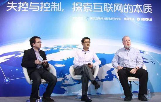 图：马化腾和凯文·凯利（右）对谈现场