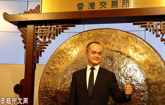 王兴在美团点评上市仪式敲锣(9月)
