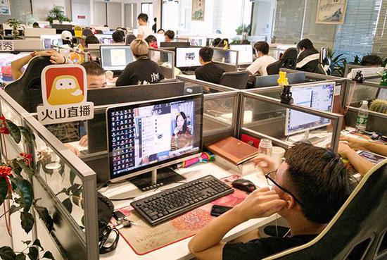 ▲工作人员查看网络直播间