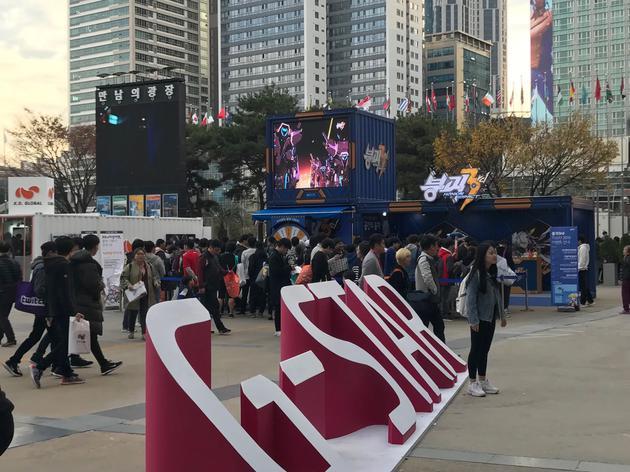 2018韩国釜山G-STAR游戏展上，米哈游展台前排队的玩家