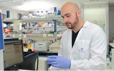 雅各布·汉纳博士在他的研究所实验室（图源：Courtesy）