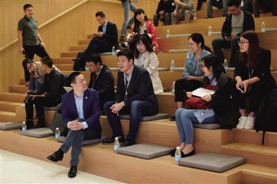 李斌与《国际金融报》记者相谈甚欢