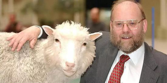 伊恩·维尔穆特爵士和他创造的克隆羊多莉