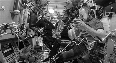 3名宇航员在国际空间站内。图片来自：NASA官网