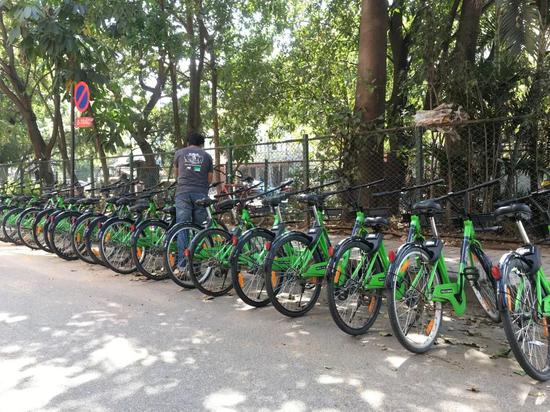 班加罗尔准备骑单车的市民