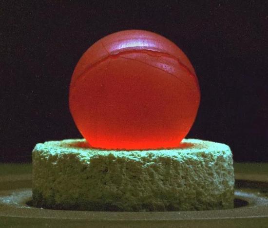 图为正放出大量热量的钚238。（图片来自Cournoyer）