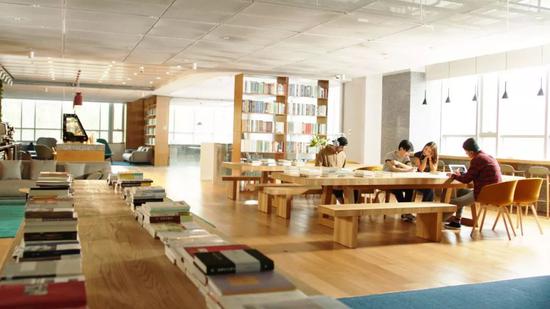 NIO House是一个咖啡馆、办公桌、会议室和亲子室的混合体。图片来源：蔚来官网