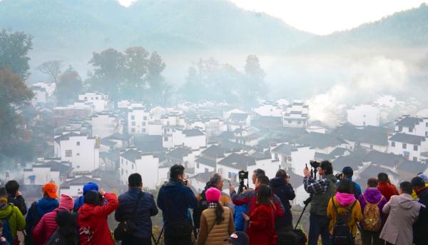 游客在婺源县石城村游玩（11月9日摄）。 新华社 图