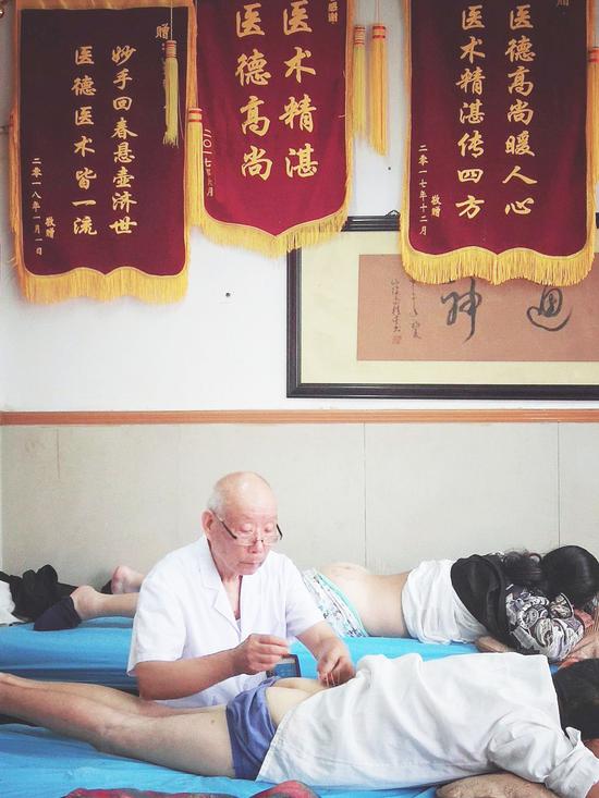 ▲传统中医在安抚人的情绪和缓释人的压力方面，一度比西医更有优势（图/图虫创意）