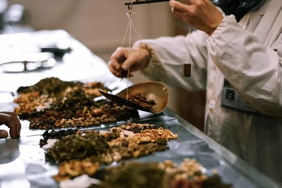 ▲中医的疗效无法精确测量，药物与病情之间，往往无法建立现代意义的因果关系（图/图虫创意）