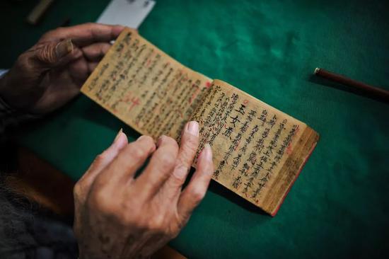 ▲不少人现在每天仍然坚持看中医书籍（图/图虫创意）