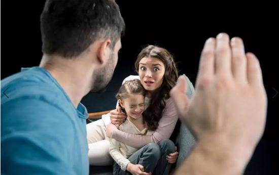 单就从“发展心理学家发现，非共享环境对人格的影响大于共享环境”这一点来说，我们就无法得出“原生家庭对人格几乎没有影响”的结论。图片来源：图虫创意