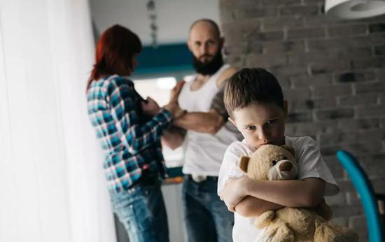 育儿是一个庞大的系统工作，绝不可能因为一句话，一个举动，就毁了谁的一生；要毁，一定是长期的、错误的养育模式导致的。图片来源：图虫创意