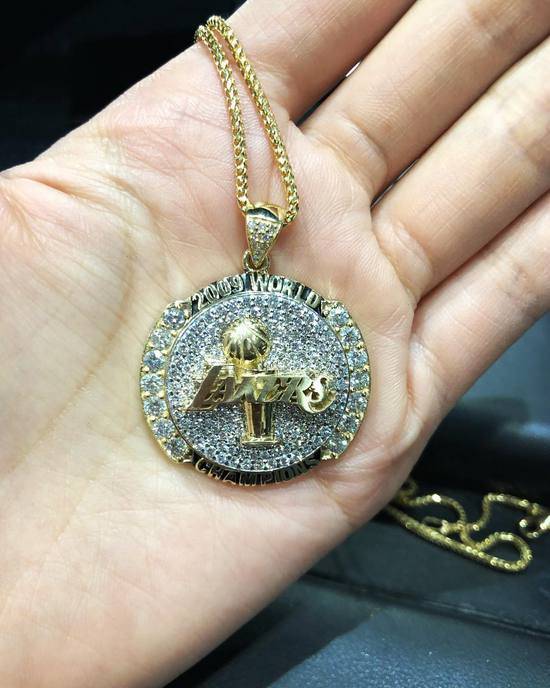 孙悦妻子冠军项链 湖人标志熠熠生辉令人羡慕