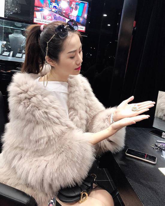 孙悦妻子冠军项链 湖人标志熠熠生辉令人羡慕