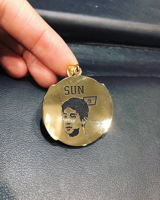 孙悦妻子冠军项链 湖人标志熠熠生辉令人羡慕