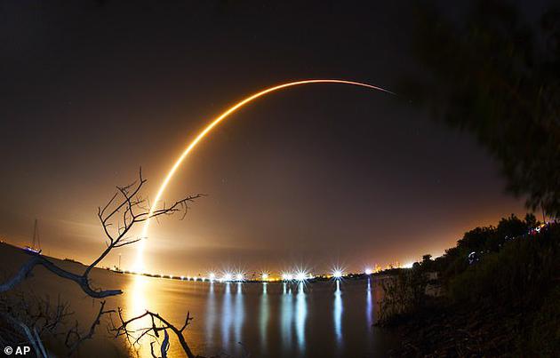 “创世纪”月球登陆车于2月21日在卡纳维拉尔角发射基地搭乘“猎鹰9号”火箭发射升空。