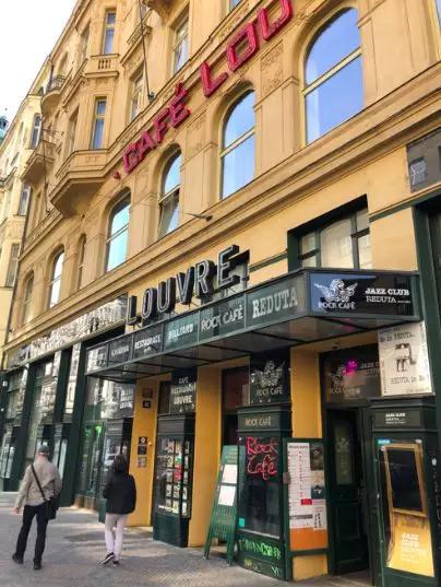  爱因斯坦在布拉格常去的咖啡馆，在此和同僚讨论问题，此时他正在构思广义相对论。（供图：哈佛大学赵平教授，摄于2019年）