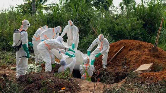  上周，医护人员在处理一名死于埃博拉的患者的遗体。（来源：AP PHOTO/JEROME DELAY）