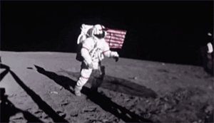 图5 宇航员在月面行走。（图来源NASA）