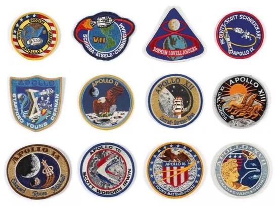 阿波罗计划的任务徽章。从左上至右下依次为阿波罗1号—17号。（图来源NASA）