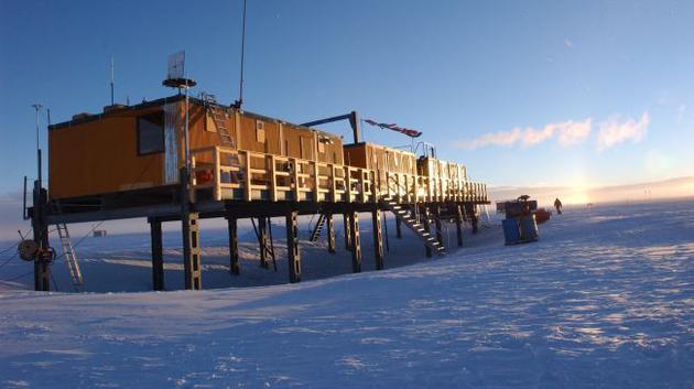 在搜寻神秘太空尘埃的过程中，科学家分析了500公斤南极高海拔地表积雪，在这个高度雪基本上不会受到来自地球尘埃的污染。