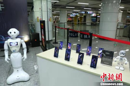 地铁站内展示的5G机器人和产品。钟欣 摄