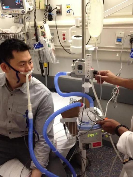 图8。 经鼻高流量供氧系统。来源：https：//emupdates.com/the-high-flow-nasal-cannula-in-the-emergency-department/