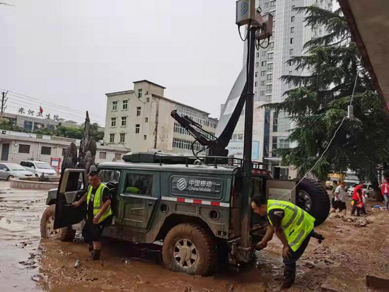 受灾最严重的米河镇镇政府门口，中国移动卫星基站车7月21日开始连续工作提供应急通信保障。