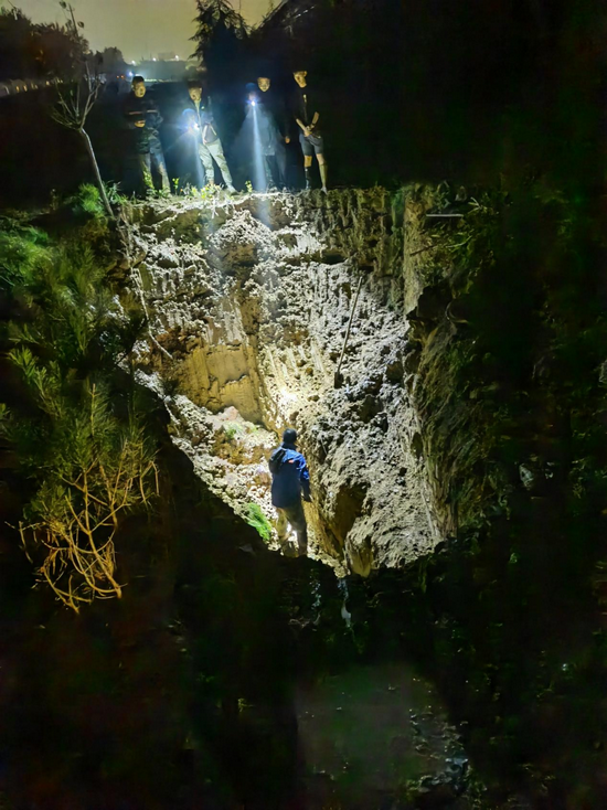 中国联通线路抢修人员不畏艰险抢修阻断光缆