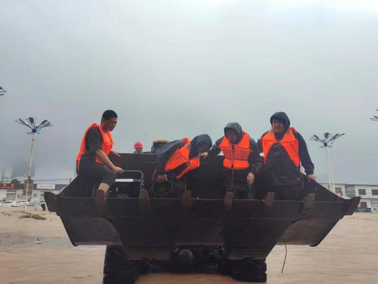 中国铁塔抢修人员租用叉车紧急上站发电
