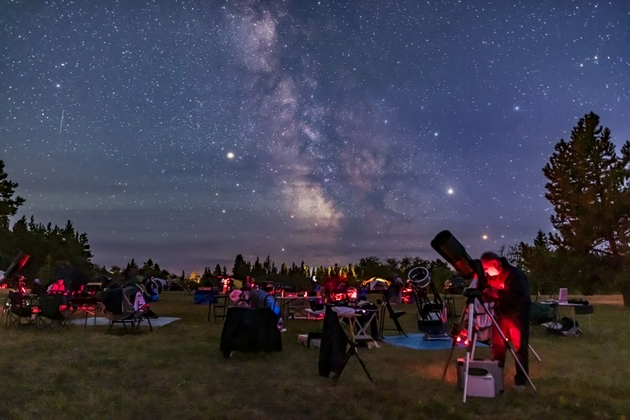 同一个扁平的地球，同样的夜空