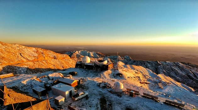 赛什腾全景。jpg 2020年冬季赛什腾雪后的夕照，整个天文台笼罩在落日余晖中，远处是辽阔的柴达木盆地。邓李才供图。