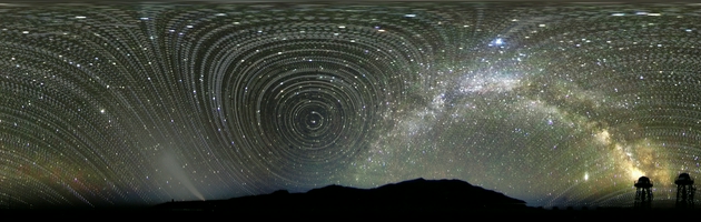 星轨银河。jpg 2018年冬季，在赛什腾C点建有两个测试塔，分别测量白天和夜间的视宁度。这是工作时，用手机拍摄的星轨，星空在地球转动的过程中留下美丽的轨迹。邓李才供图。
