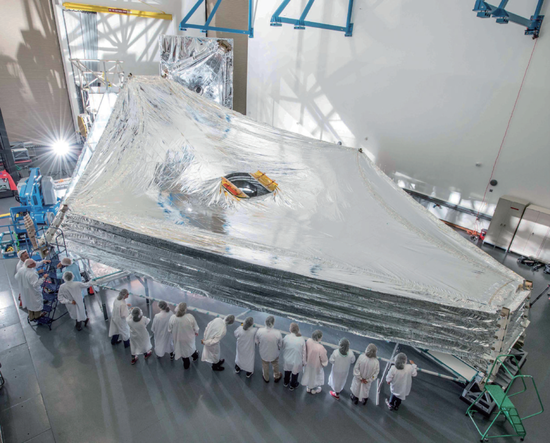 图2 分层遮阳板。这是一个巨型遮阳板的测试模型，可以让詹姆斯·韦布太空望远镜的温度保持足够低