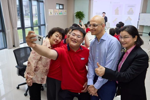 Apple COO Sabih Khan 和蓝思科技董事长周群飞与参加个人领导力培训的员工交流