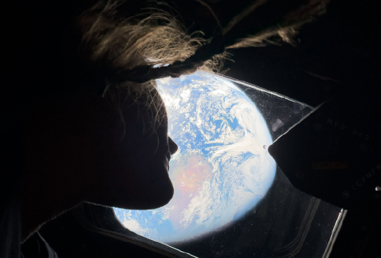 4月4日，飞往月球的宇航员从猎户座飞船主舱窗口回望地球